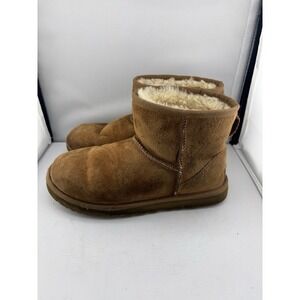 UGG Womens Classic Mini II boots Size 7 Us Chestnut